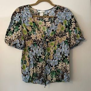 👽3/$30 SALE👽 H&M Large Floral Button Tie Front Short Sleeve Blouse